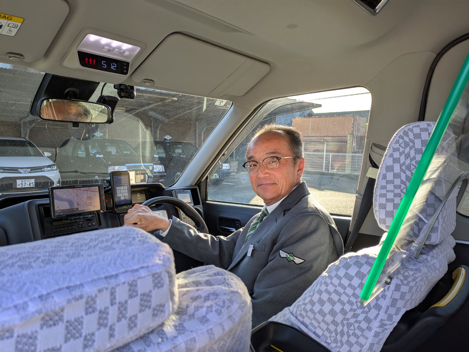 運転席に座る豊鉄タクシーのドライバー